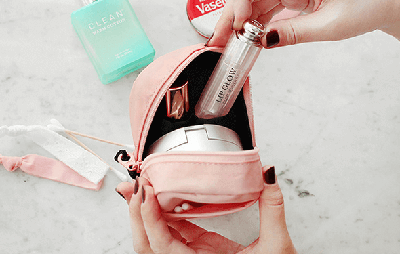 Every girl must have a practical and good-looking portable cosmetic bag